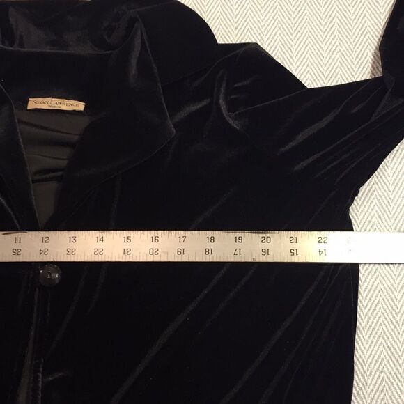 VINTAGE BLACK Velvet Robe  Large, Susan Lawrence, Pit to Pit 23”Preworn - Picture 6 of 14